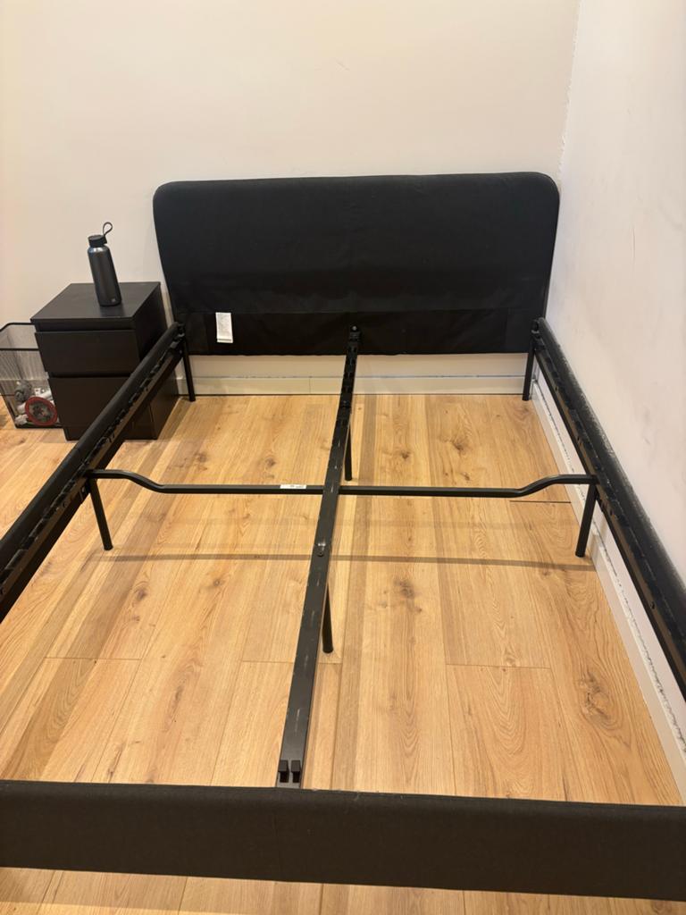 IKEA SLATTUM gestoffeerd bed 140x200 cm - Zwart, Huis en Inrichting, Slaapkamer | Bedden, Zwart, Tweepersoons, Zo goed als nieuw