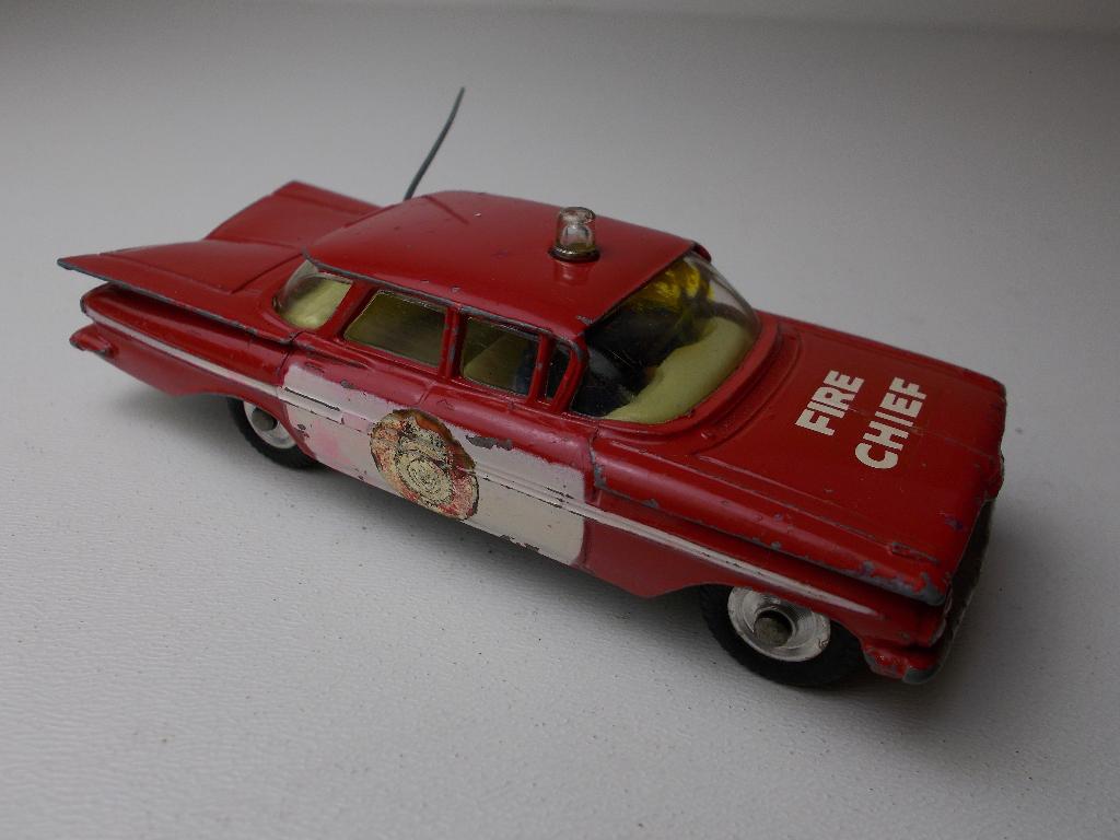 1963 Corgi Toys 439 CHEVROLET IMPALA FIRE CHIEF + 2 FIGURES!, Ophalen of Verzenden, Zo goed als nieuw, Auto, Corgi