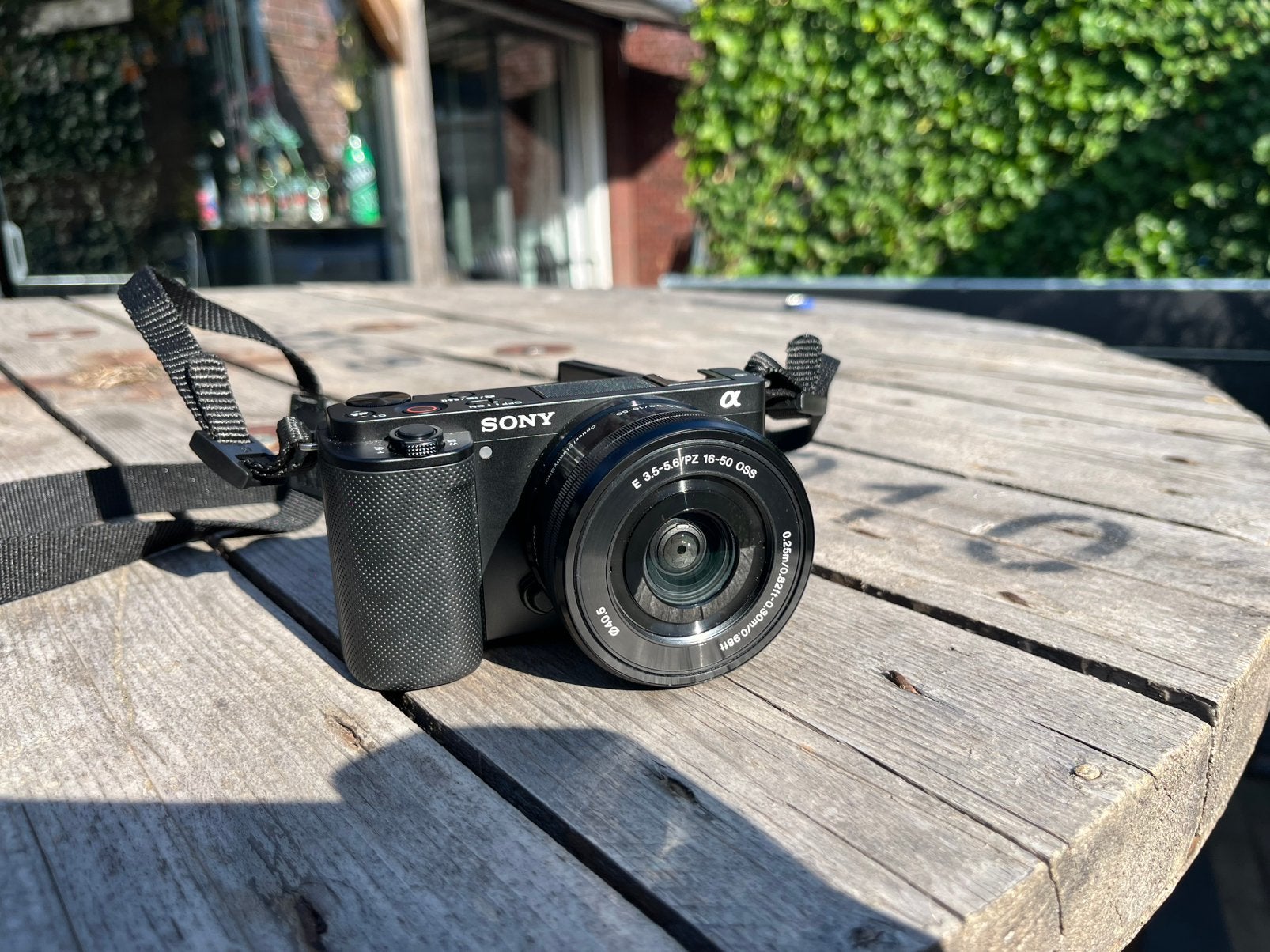 Camera Sony ZV - E10, Ophalen, Kantelbaar/draaibaar scherm, Zo goed als nieuw, Vlogcamera