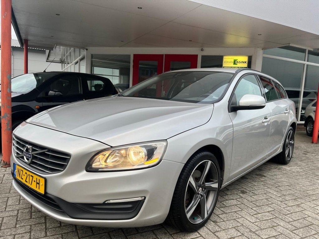 Volvo V60 1.6 T3 Momentum Automaat  150 PK  Bluetooth  Navi, Auto's, Voorwielaandrijving, Gebruikt, 4 cilinders, 150 pk