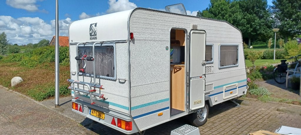 Zeer nette Knaus Country 395 caravan met nieuwe banden, Dwarsbed, Treinzit, 750 - 1000 kg, Particulier