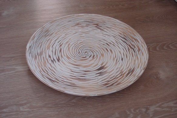 Nwe unieke houten schaal in reliëf uitgesneden diam. 40 cm, Huis en Inrichting, Woonaccessoires | Schalen en Manden, Schaal, Rond