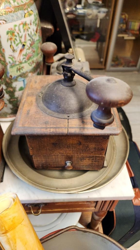 Houten koffiemolen(s) met metalen slinger, Ophalen