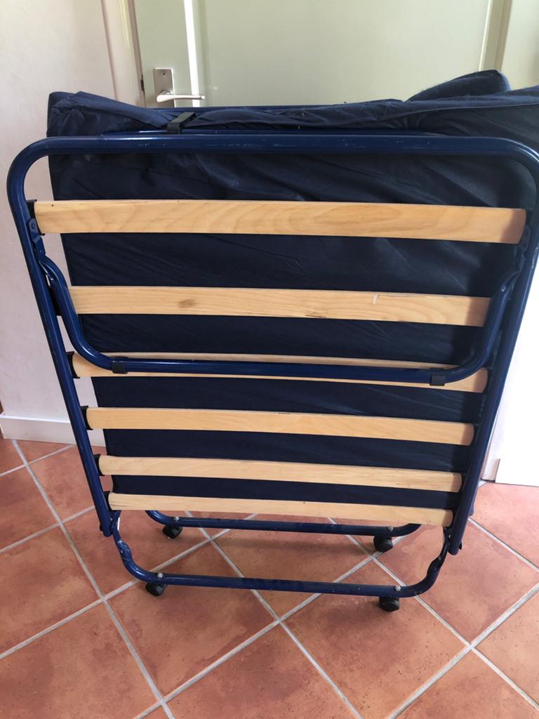 Opvouwbaar logeerbed met matras, stretcher,, Gebruikt, Eenpersoons, Blauw, Ophalen of Verzenden