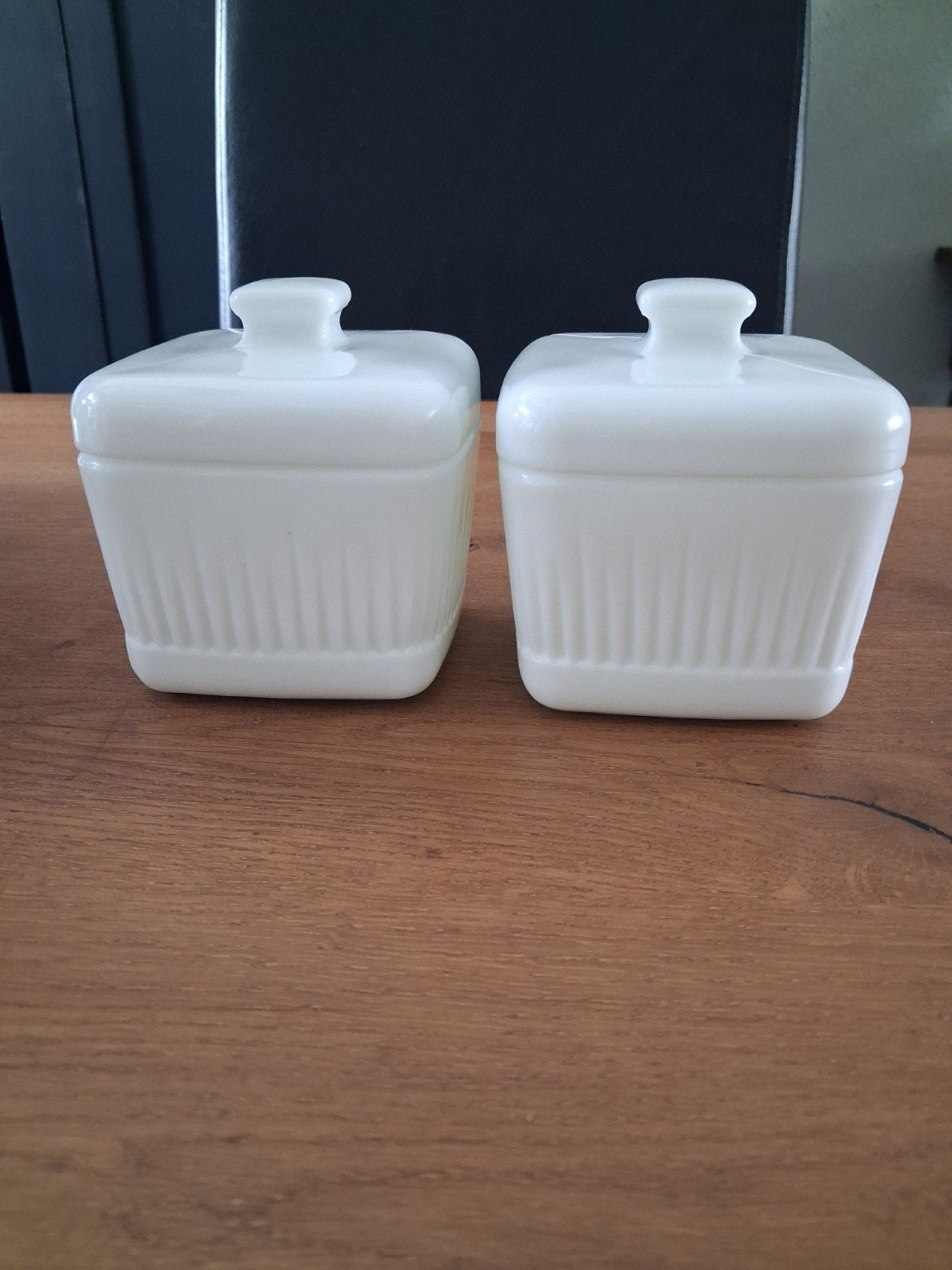 PLANTA  - 2 witglazen (opaline) botervlootjes - jaren '70, Ophalen of Verzenden