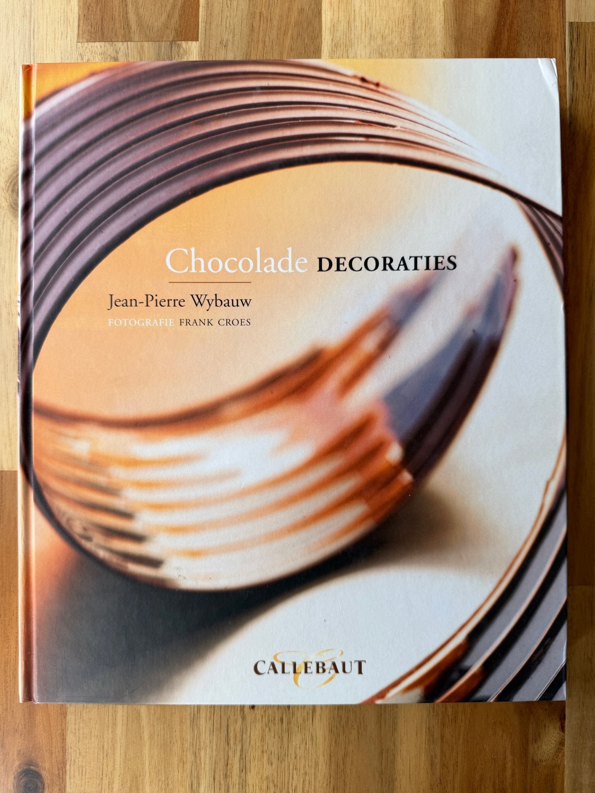 CHOCOLADE DECORATIES - Jean-Pierre Wybauw (Hardcover), Ophalen of Verzenden, Zo goed als nieuw, Europa, Taart, Gebak en Desserts
