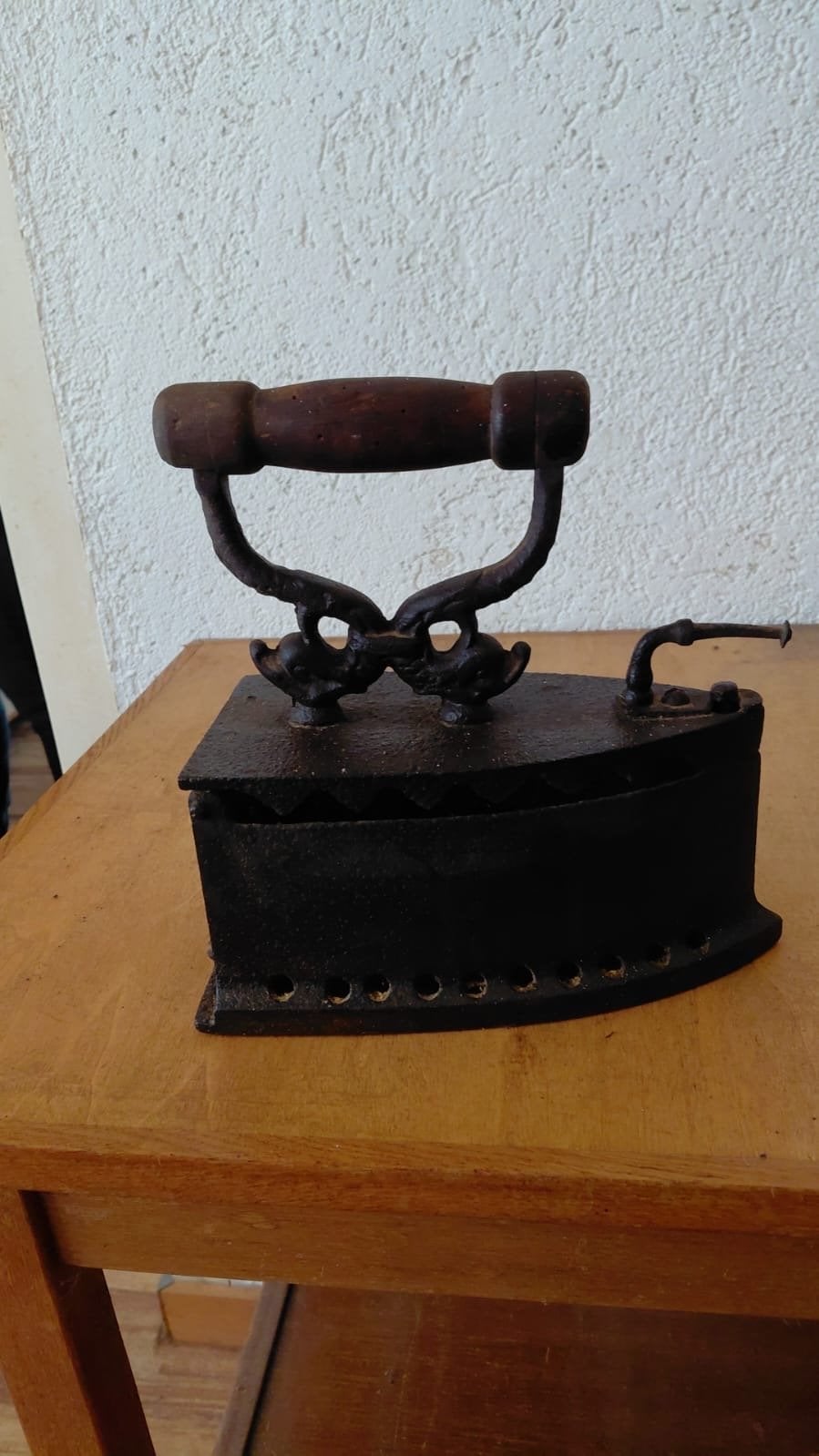 Antiek strijkijzer van gietijzer met houten handvat, Ophalen of Verzenden
