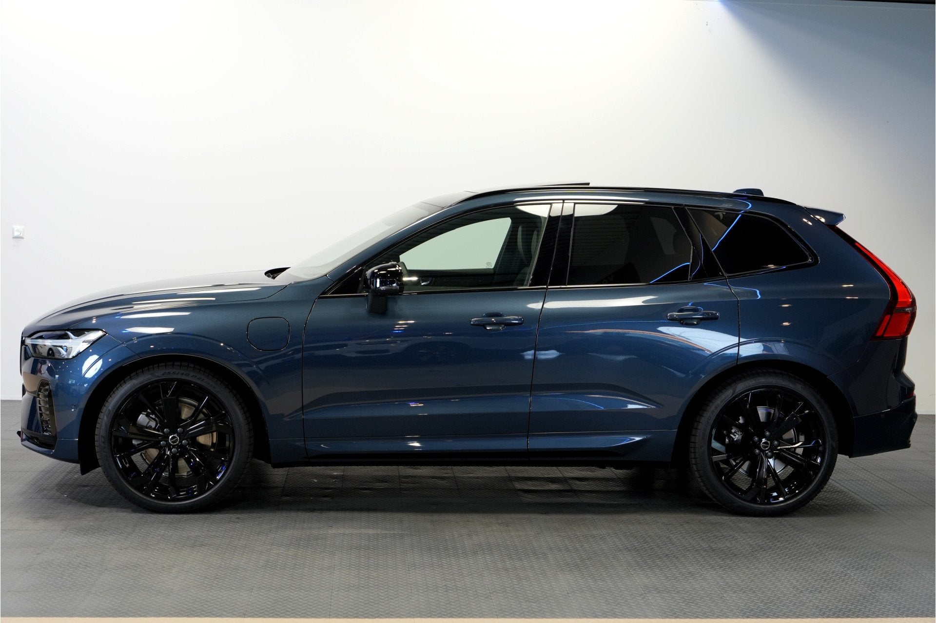 Volvo XC60 2.0 T8 AWD 299kW/407pk Aut8 MJ2027, NIEUW €88.6, Auto's, Automaat, Gebruikt, Euro 6, 1969 cc