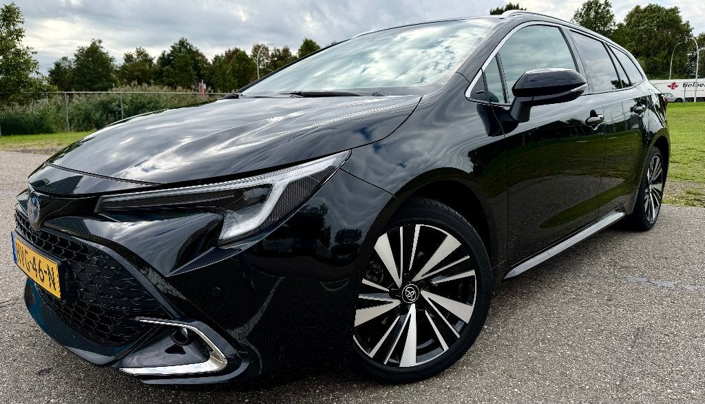 Toyota Corolla TS 1.8 Hybrid 2025 Zwart NAP Fabrieksgarantie, Auto's, Dealer onderhouden, 450 kg, Stoelverwarming, Zwart