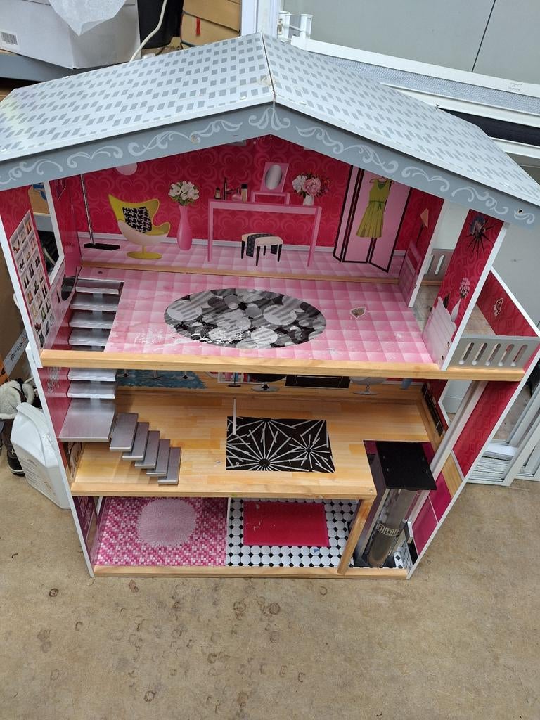 Groot en modern poppenhuis met trap en lift, Ophalen, Gebruikt, Poppenhuis