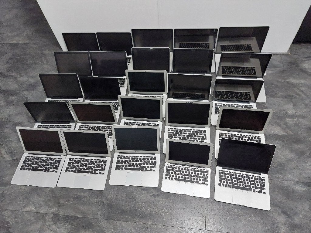TE KOOP Defect Apple MacBook Pro 22 stuks prijs per stuk, Gebruikt, 2 tot 3 Ghz, 13 inch, Ophalen