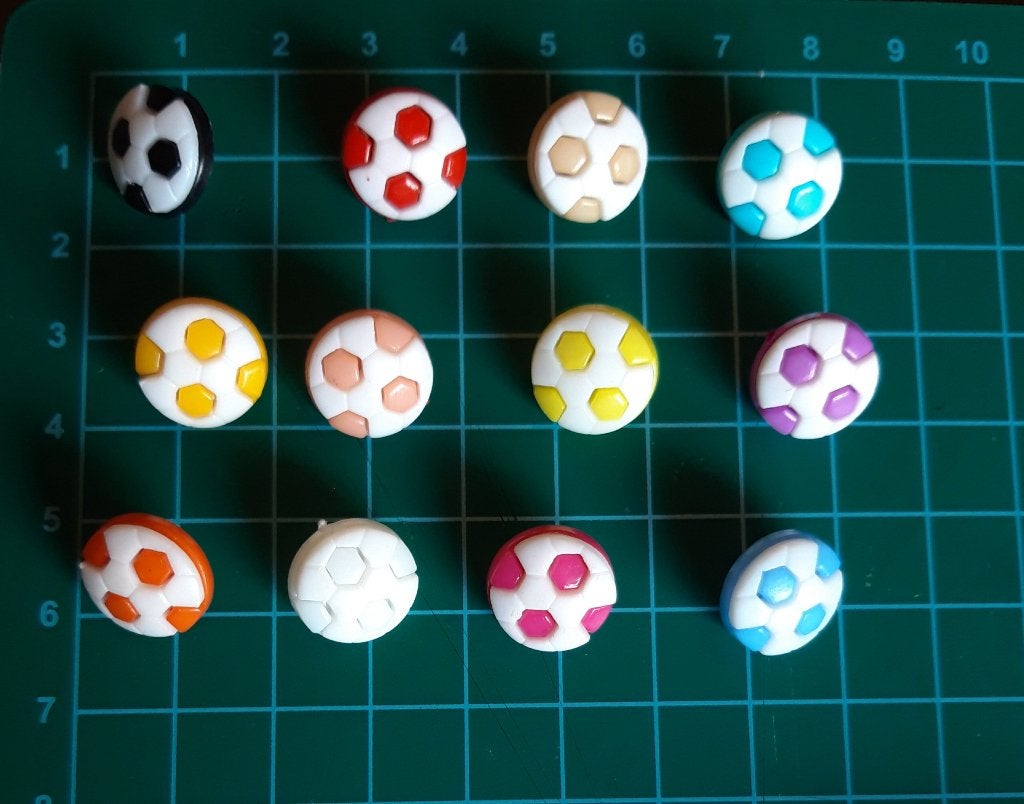 Voetbal knopen in diverse kleuren - 1,25cm x 1,25cm