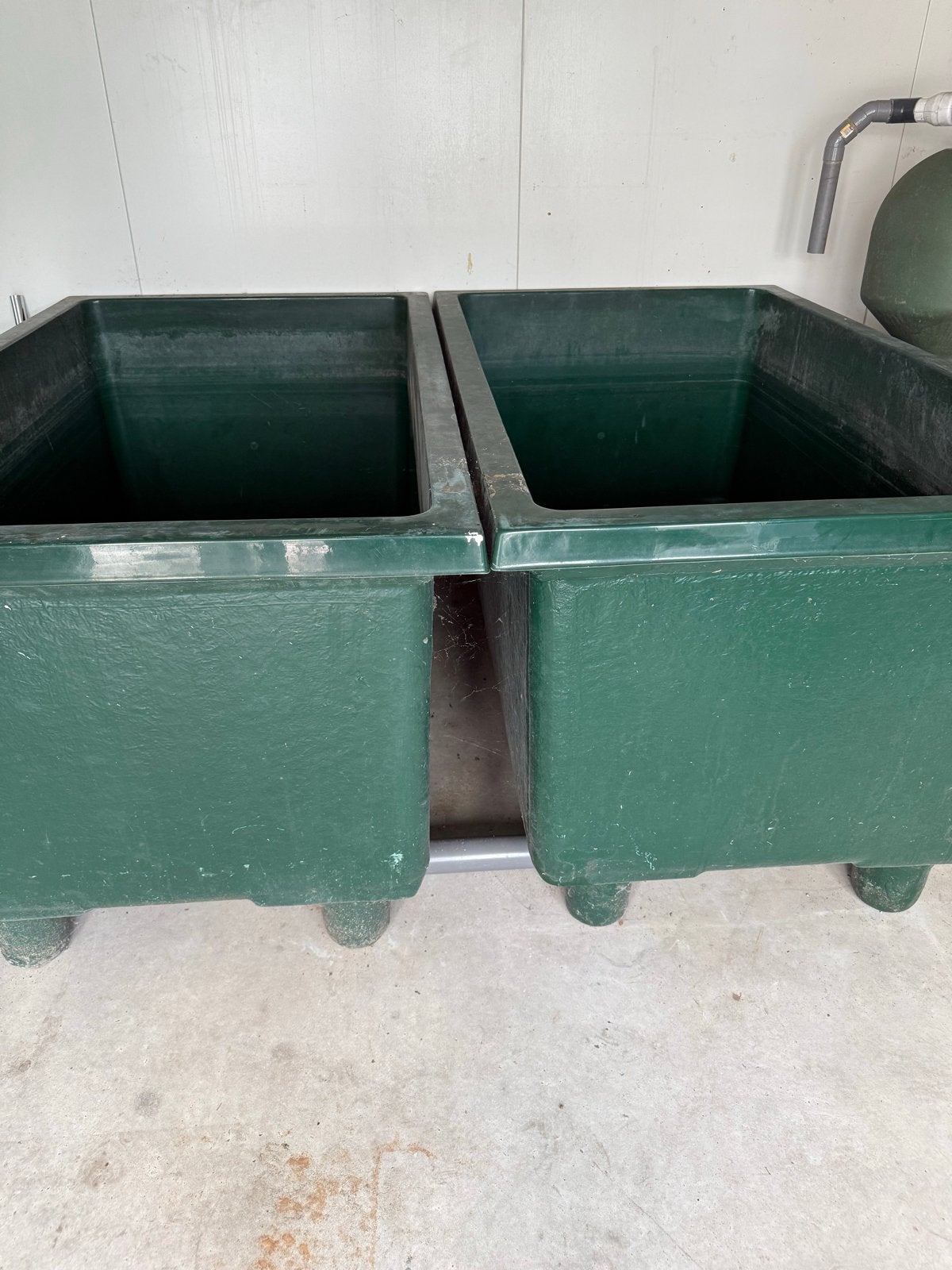 Twee groene kunststof polyester. Verkoop/opgroei/quarantaine, Ophalen, Gebruikt