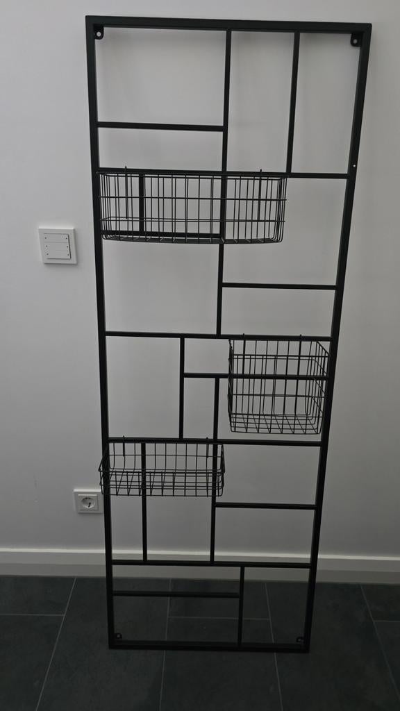 Zwart metalen wandrek Xenos met 3 draadmandjes, Huis en Inrichting, Woonaccessoires | Wandplanken en Boekenplanken, Ophalen
