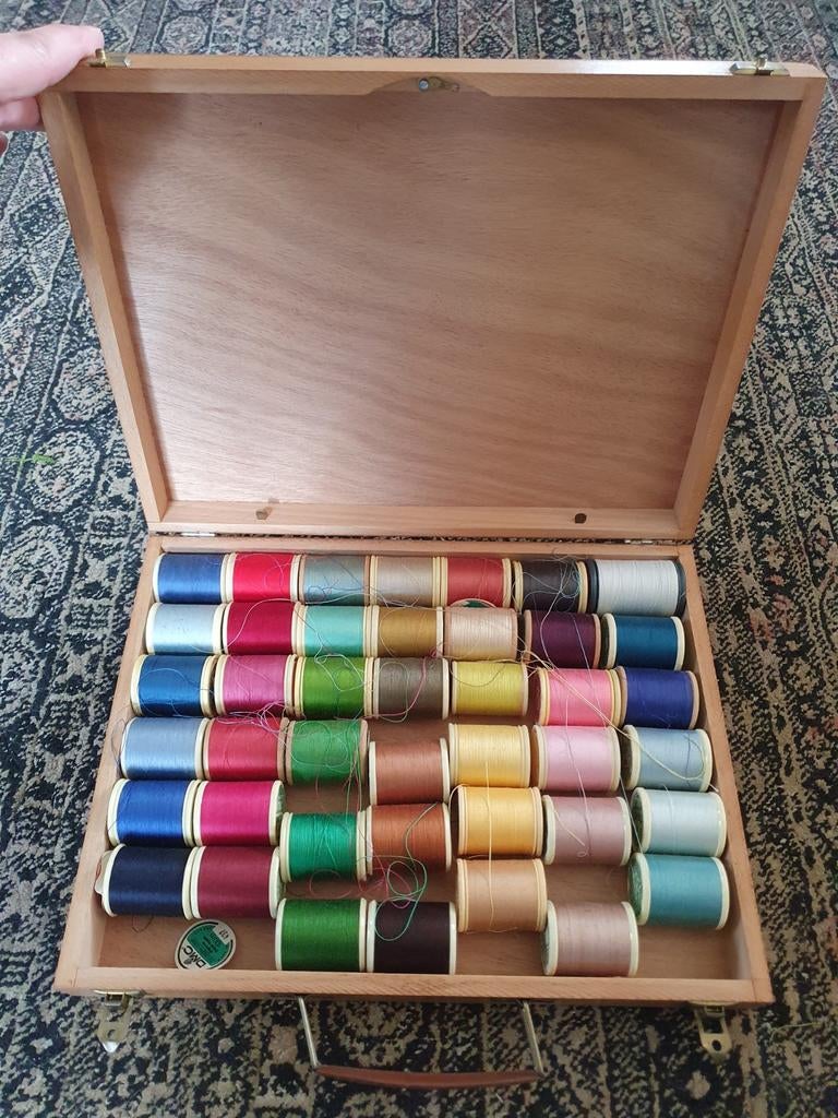 vintage houten koffertje + 42 DMC garenklosjes, Hobby en Vrije tijd, Naaien en Fournituren, Verzenden, Garen of Naald(en)