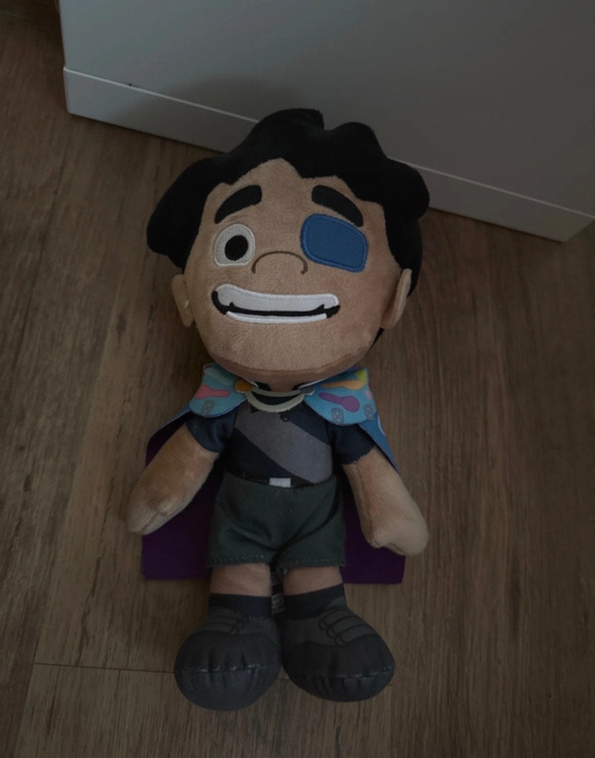 Knuffel van Elio met blauw ooglapje en cape, Gebruikt, Overige merken, Overige karakters, Overige typen