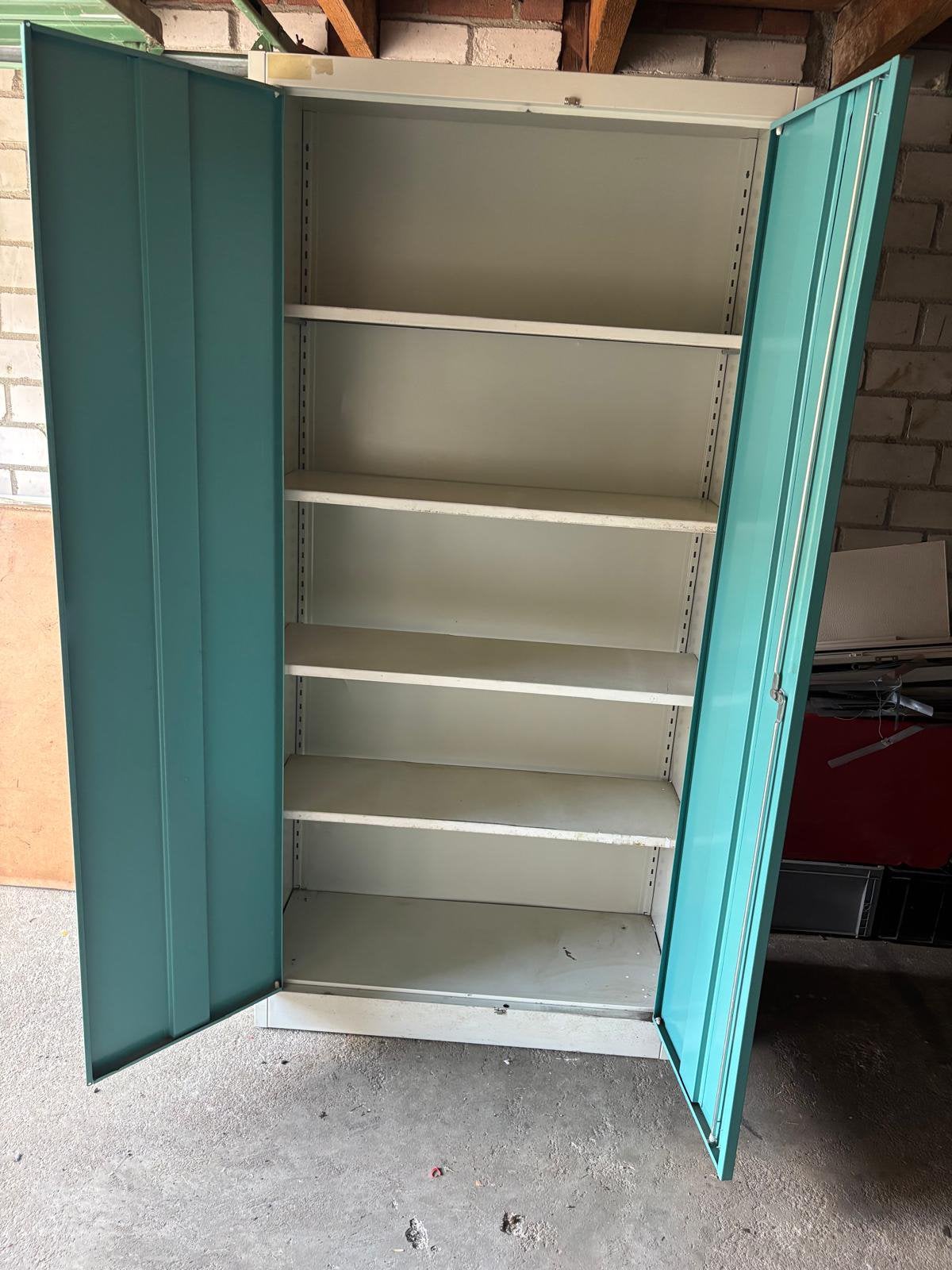 IJzeren kast met verstelbare planken, Ophalen, Zo goed als nieuw, 25 tot 50 cm, 50 tot 100 cm