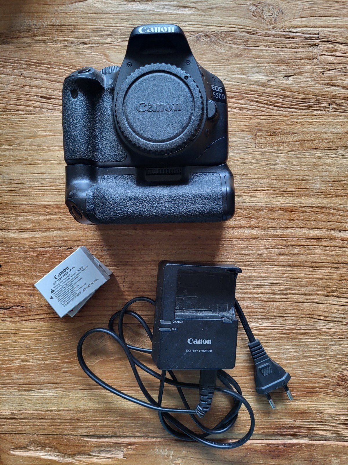Canon 550D met batterygrip., Canon, Ophalen of Verzenden, Zo goed als nieuw, Geheugenkaart