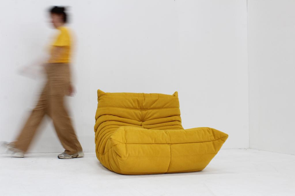 Togo 1-seater armchair Michel Ducaroy Alcantara Ligne Roset, Eenpersoons, 100 tot 125 cm, Design, Ophalen of Verzenden