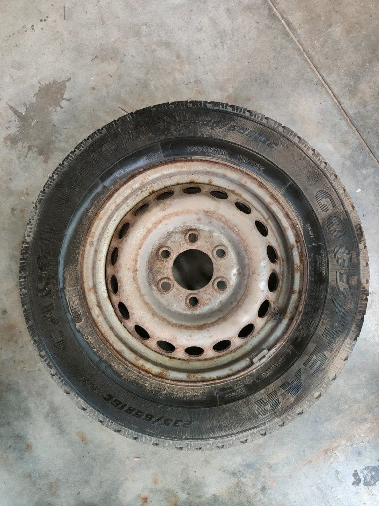 Losse 16 inch stalen velg + Goodyear band 235/65R16C, Ophalen, 16 inch, Banden en Velgen, 235 mm