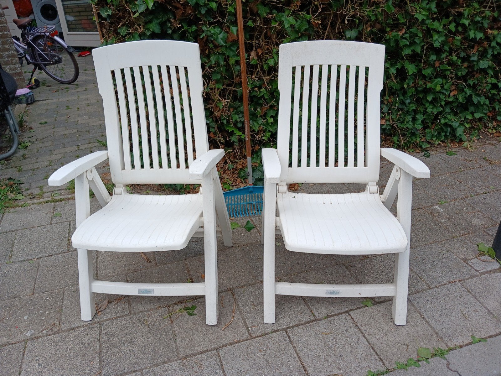 2x Witte verstelbare tuinstoelen, Ophalen, Gebruikt, Kunststof, Verstelbaar