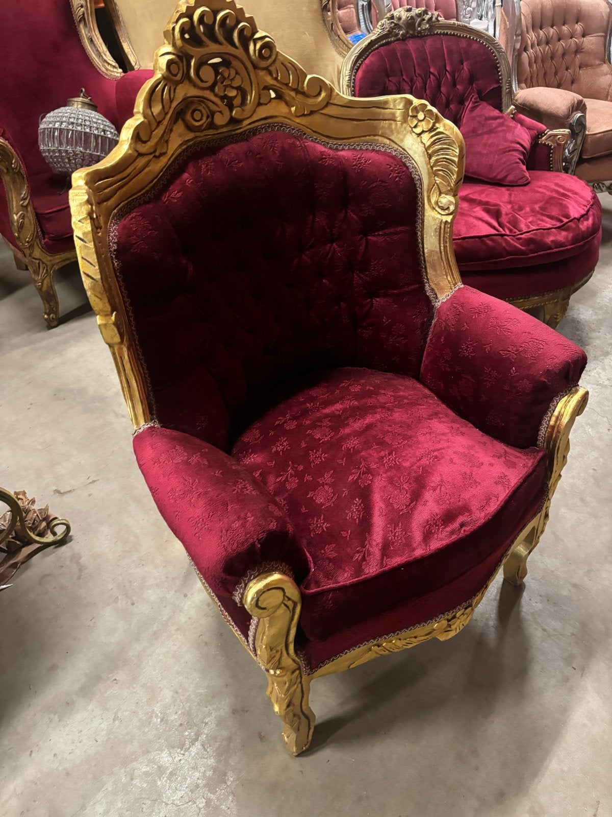 Barokke fauteuil in rood fluweel met gouden details, Ophalen