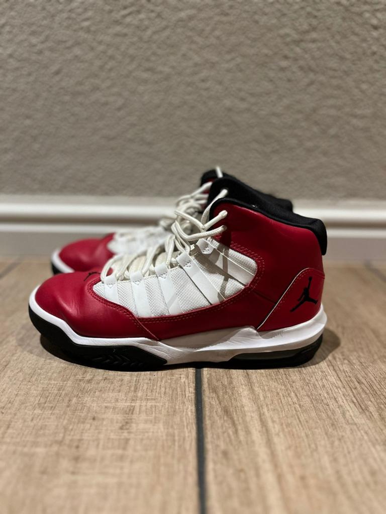 Jordan Max Aura 2 sneakers - Comfortabel en stijlvol, Kinderen en Baby's, Kinderkleding | Schoenen en Sokken, Gebruikt, Jongen of Meisje