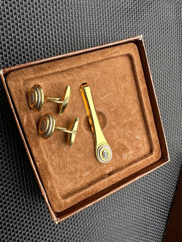 Vintage Gucci dasspeld en bijpassende manchetknopen, Ophalen of Verzenden, Gebruikt, Overige materialen, Verguld