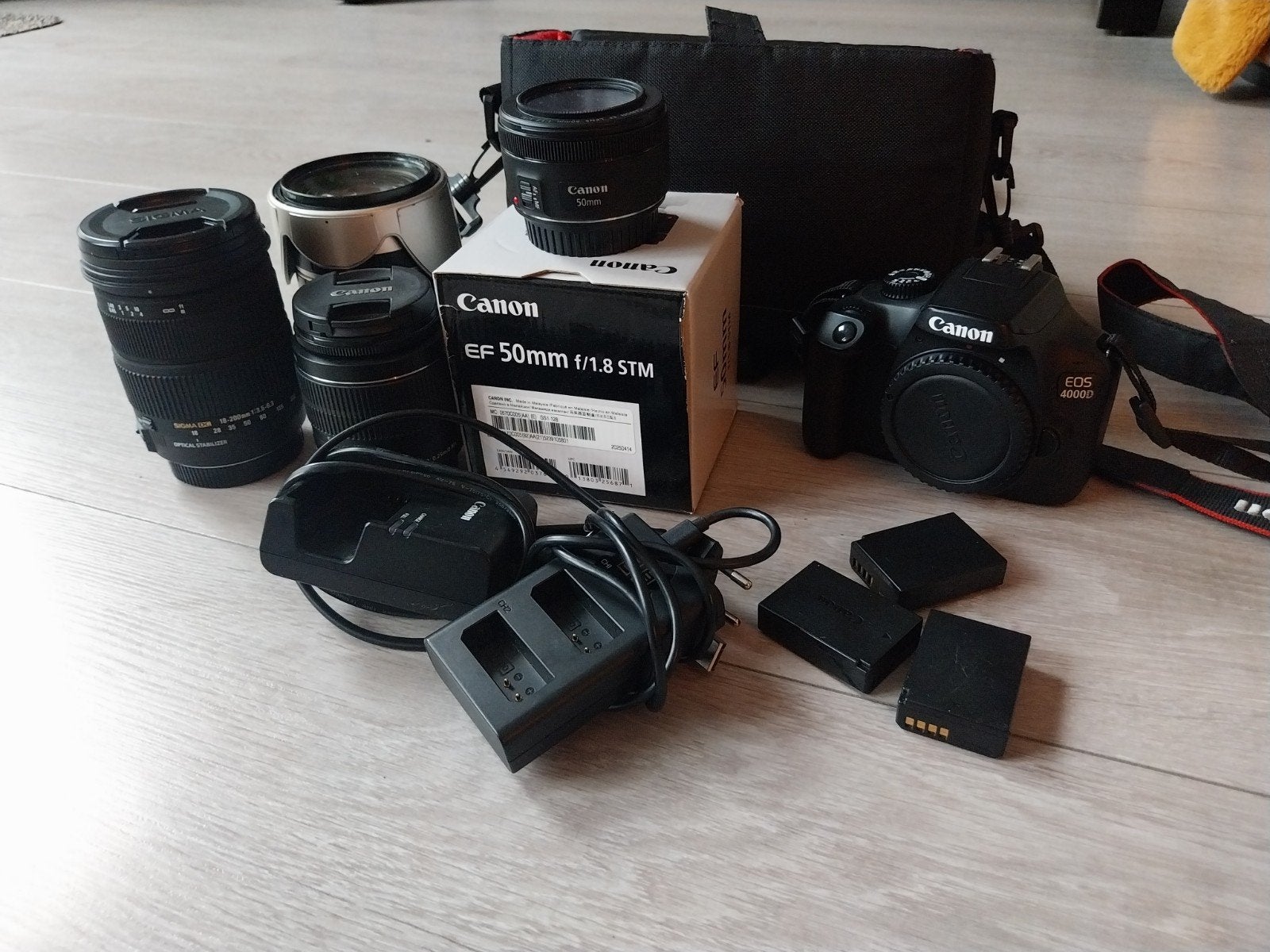 Canon EOS 4000D + 3 lenzen + accessoires + 3 accu's, Ophalen of Verzenden, Gebruikt, Canon