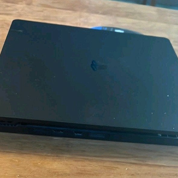 Gratis PlayStation 4 werkend!, Spelcomputers en Games, Ophalen, Gebruikt, Overige genres, Eén computer