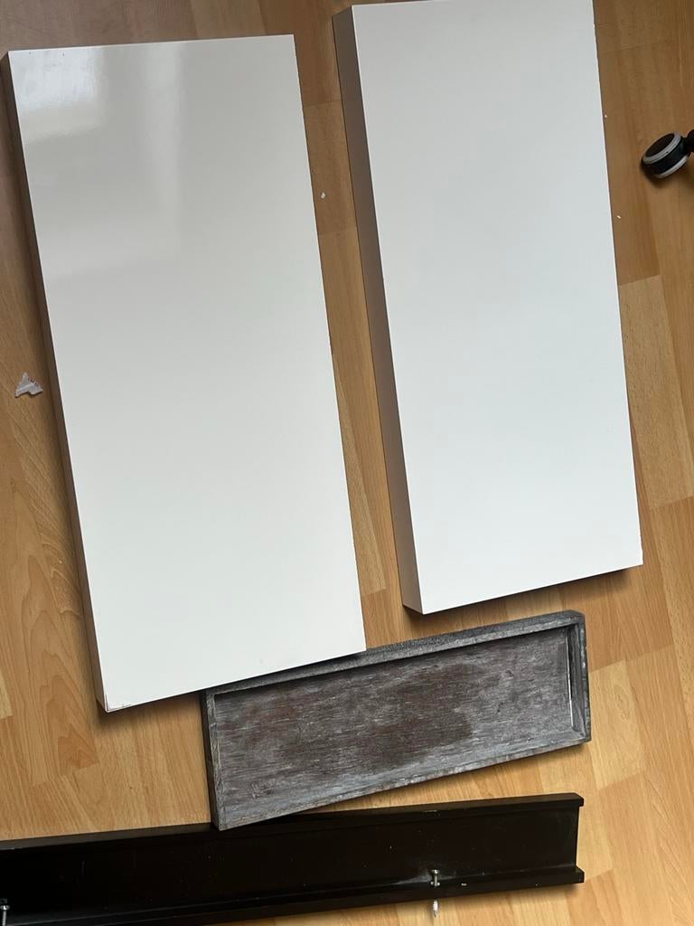 Witte wandplanken met zwarte rail en houten bakje moet weg, Huis en Inrichting, Woonaccessoires | Wandplanken en Boekenplanken