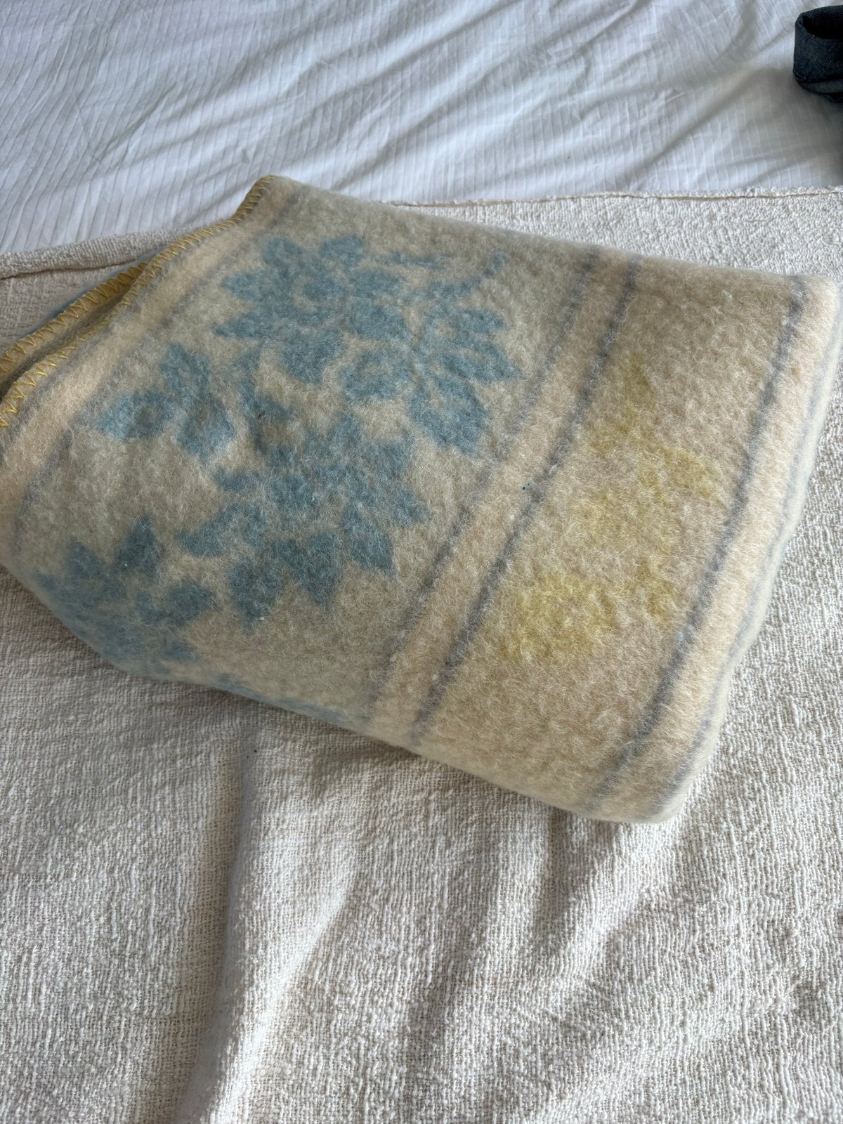 Vintage AaBe Wollen Deken - Blauw/Geel Bloemen 200x1.35cm, Huis en Inrichting, Gebruikt, Ophalen of Verzenden, Deken of Dekbed