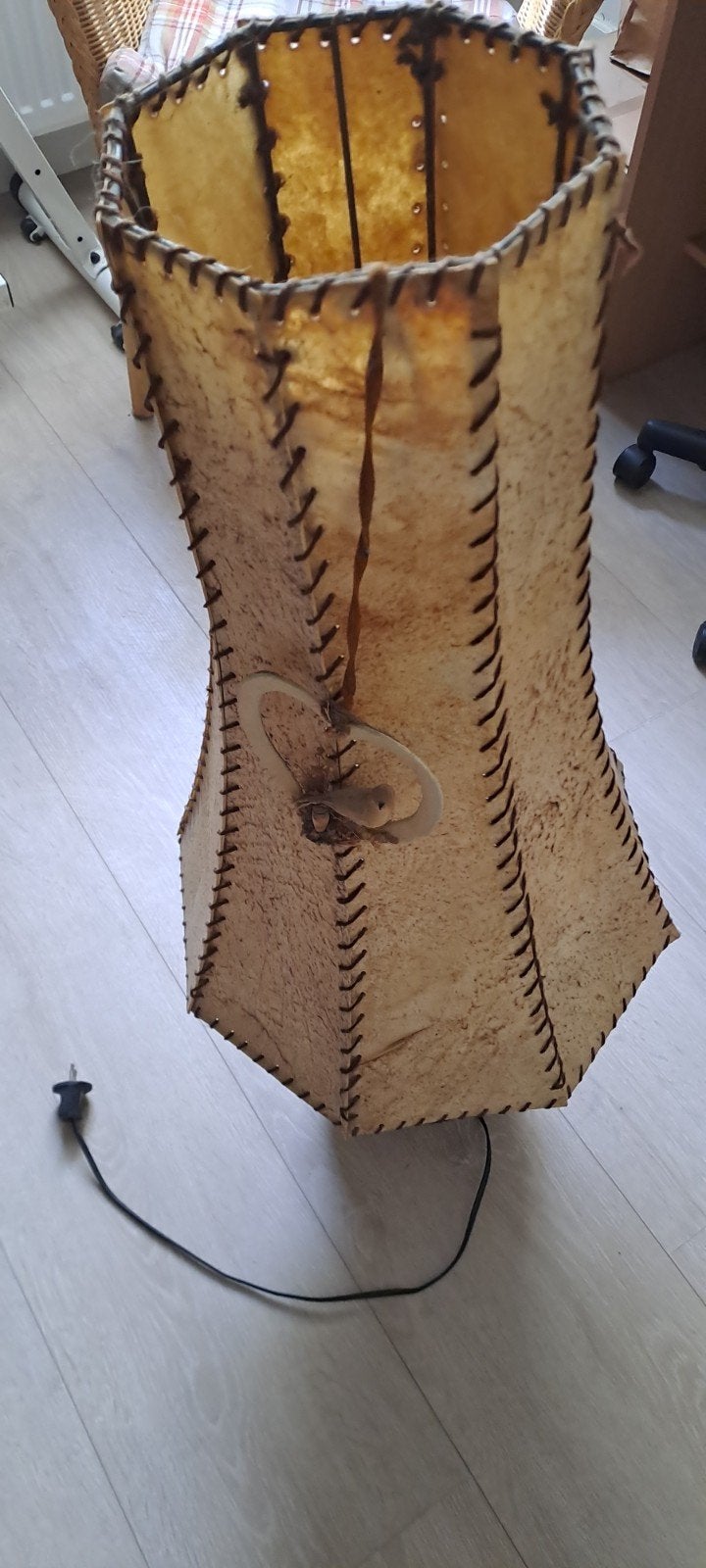 Unieke handgemaakte vloerlamp van dierenhuid/perkament, Ophalen, Gebruikt, Bruin, Natuurlijk materiaal