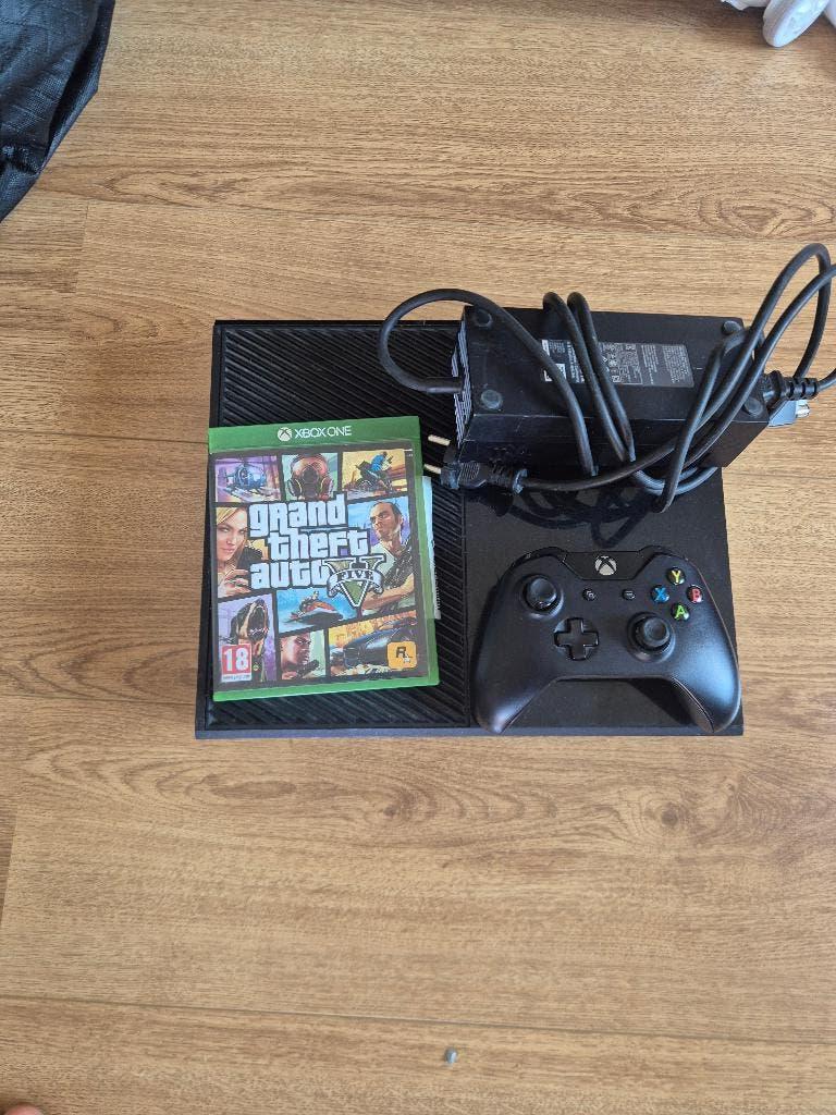 Xbox One complete set met GTA 5, Spelcomputers en Games, Spelcomputers | Xbox One, Gebruikt, Xbox One, 500 GB, Met 1 controller