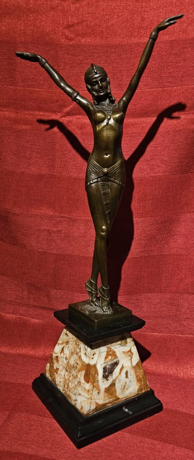 Art Deco bronzen danseres, verhoogde geaderde marmeren voet, Verzenden