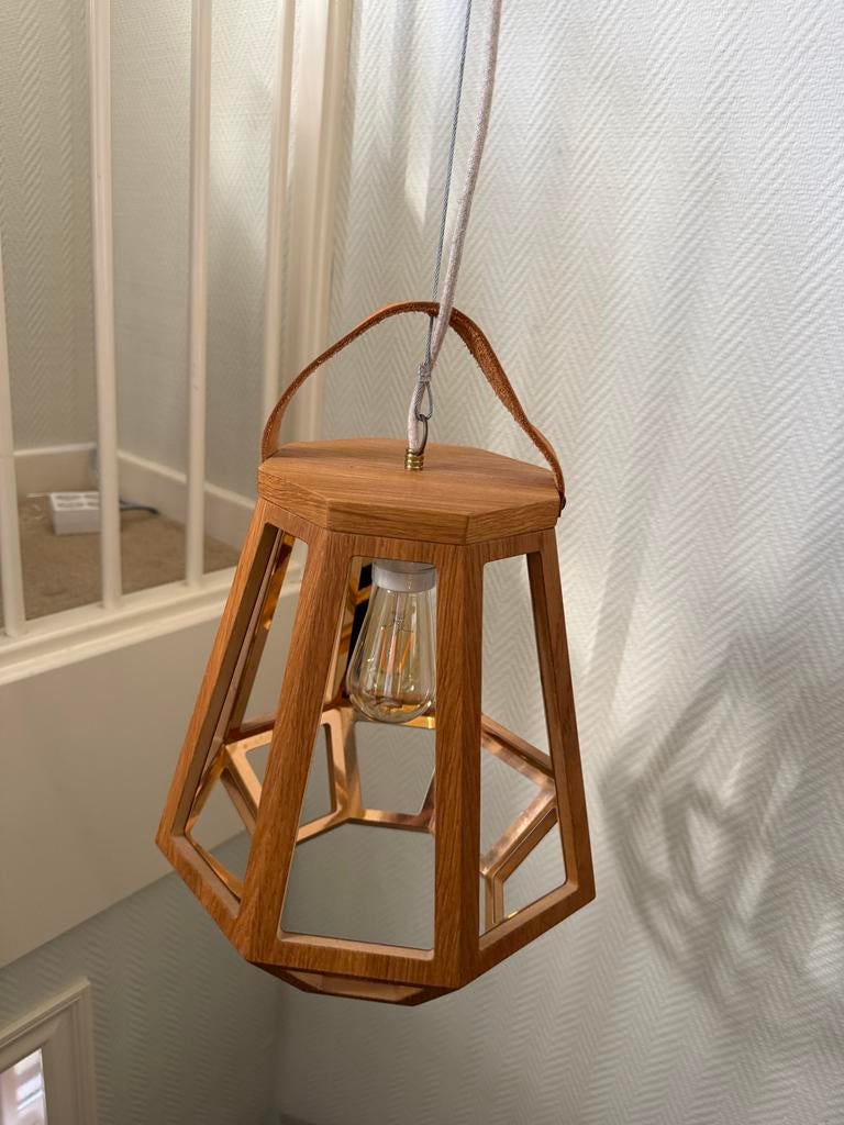 Mooie hanglamp met eikenhout en koper-look in goede staat, Huis en Inrichting, Lampen | Hanglampen, Ophalen, Zo goed als nieuw