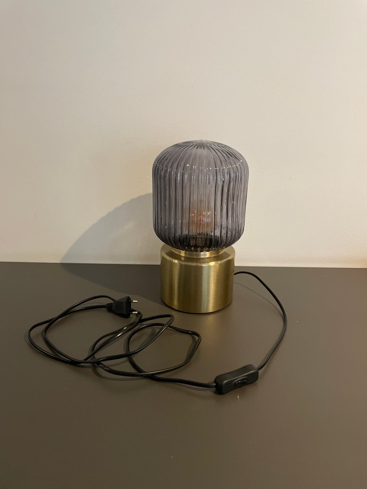IKEA Solklint tafellamp met geribbeld glas en gouden voet, Ophalen, Met schakelaar, Grijs, Modern