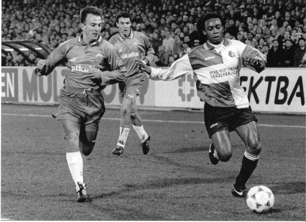 persfoto 02-03-1995 Piet Bouts Feyenoord-Zaragoza 2x, Verzamelen, Sportartikelen en Voetbal, Verzenden, Zo goed als nieuw, Feyenoord