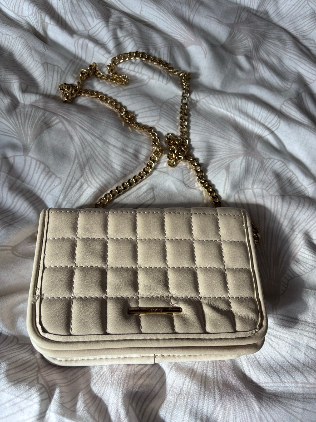 Bershka gewatteerd schoudertasje met ketting - Beige, Ophalen of Verzenden, Zo goed als nieuw, Beige, Schoudertasje