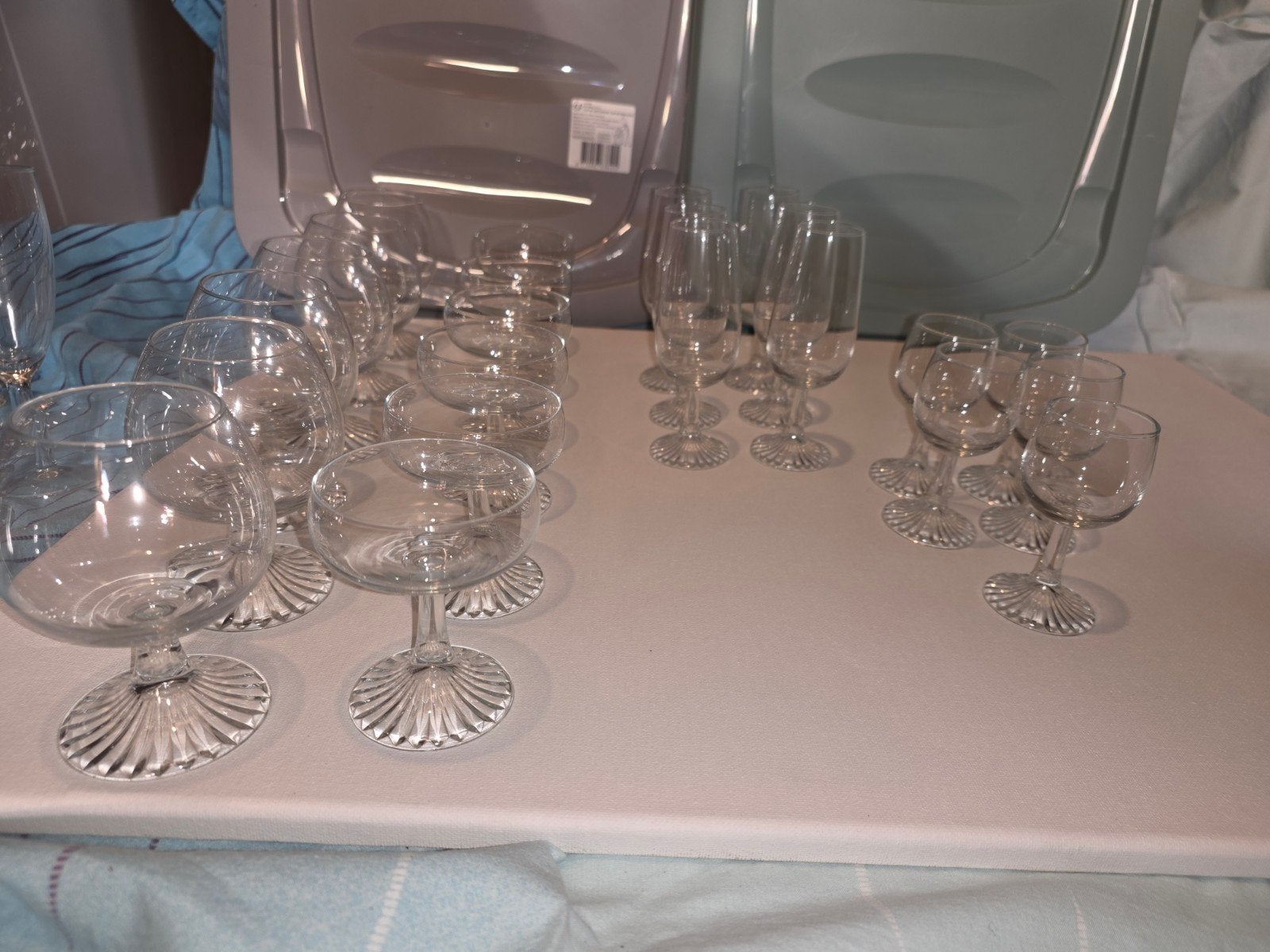 Diverse klassieke glazen met geribbelde waaiervormige voet, Ophalen of Verzenden