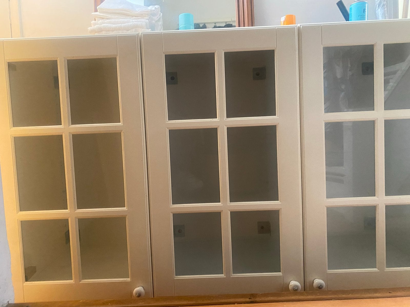 Vitrinekast met 3 aparte kastjes en 6 glazen legplanken, Ophalen, Gebruikt, 100 tot 150 cm, Glas