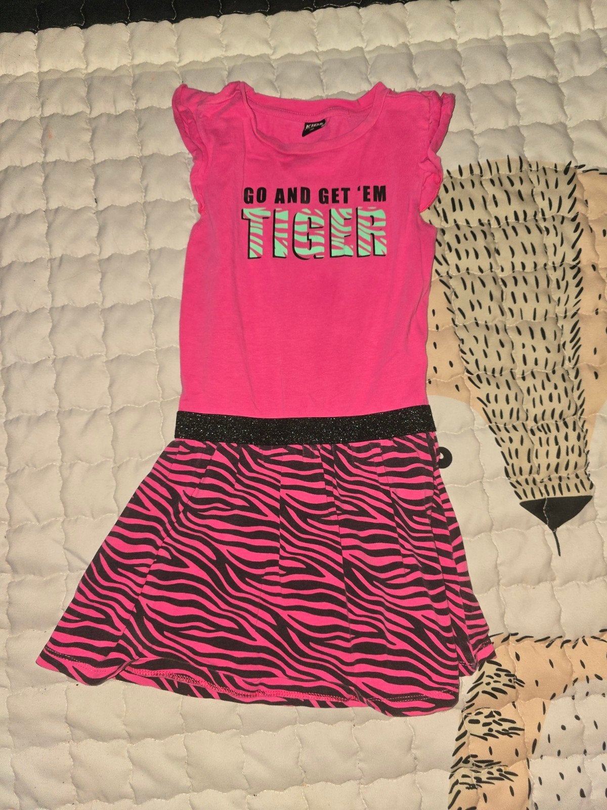 Roze jurk met 'Go and Get 'Em Tiger' print, maat 110, Kinderen en Baby's, Kinderkleding | Overige, Ophalen of Verzenden, Gebruikt