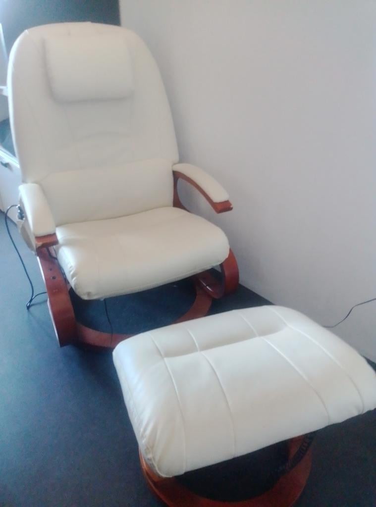 Werkende massage stoel met voetenbank en verwarmd, Huis en Inrichting, Stoelen, Ophalen, Overige kleuren, Leer, Zo goed als nieuw