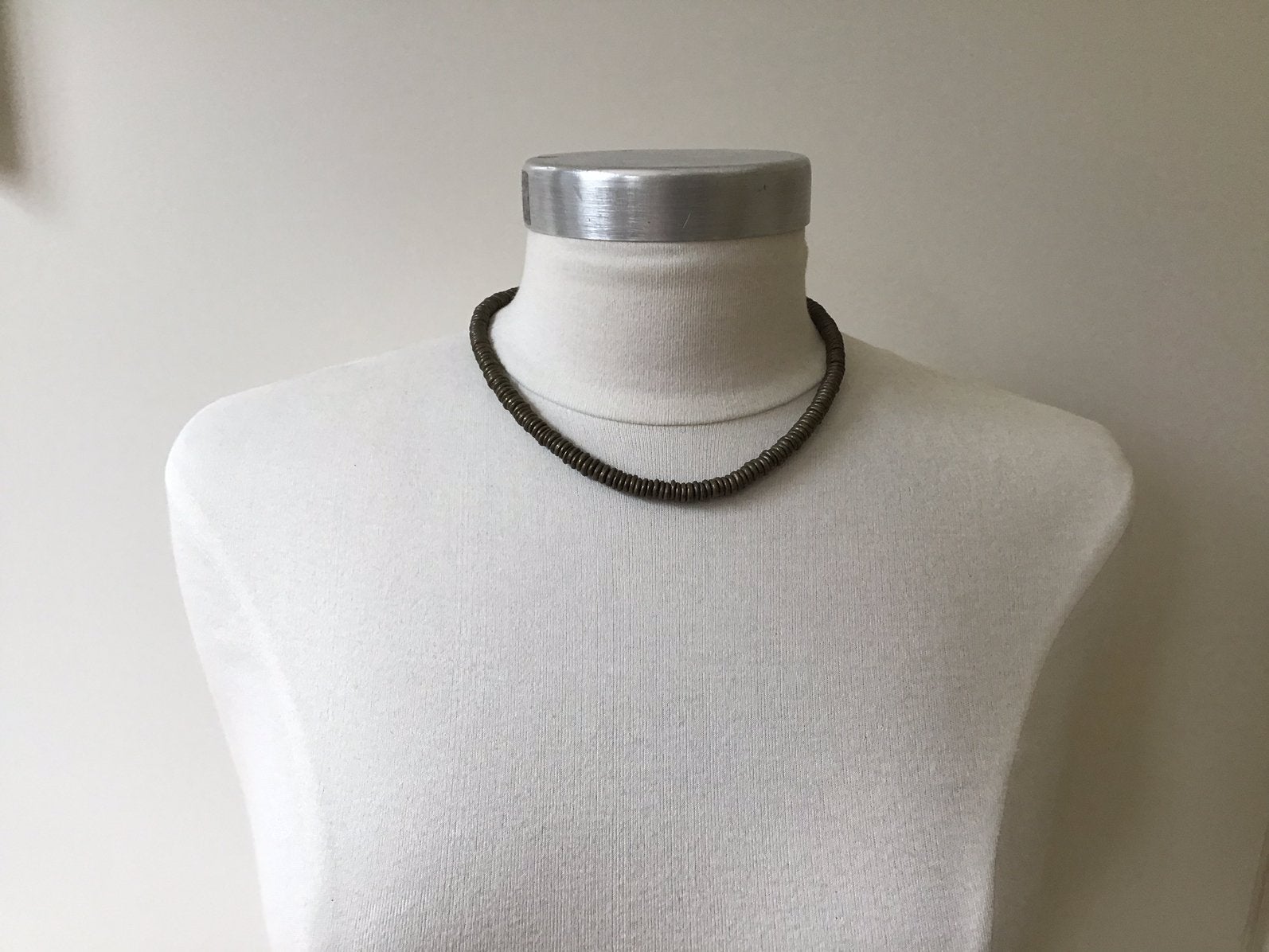 Choker halsketting. Merk Metal Pointu’s Paris., Overige materialen, Bruin, Verzenden, Verstelbaar