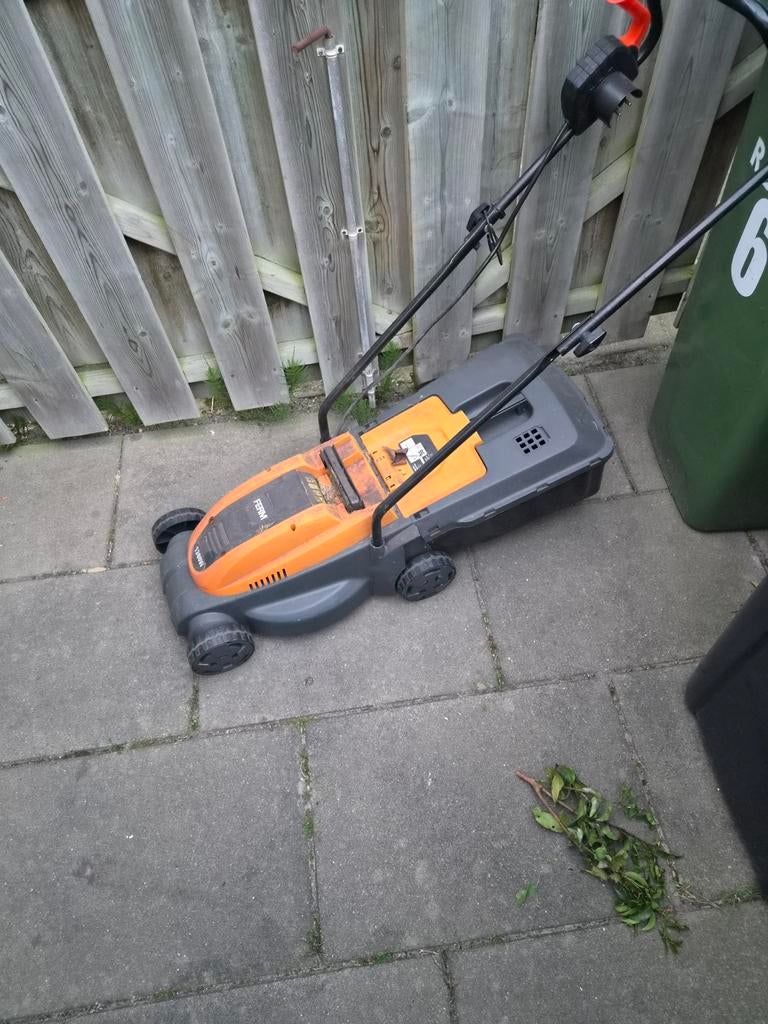 Ferm LMM1012 Elektrische Grasmaaier 1300W, Ophalen, Cirkelmaaier, Gebruikt, Elektrische grasmaaier