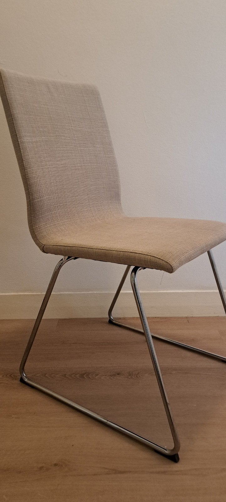 Moderne eetkamerstoel met metalen onderstel, Gebruikt, Overige kleuren, Ophalen of Verzenden, Metaal