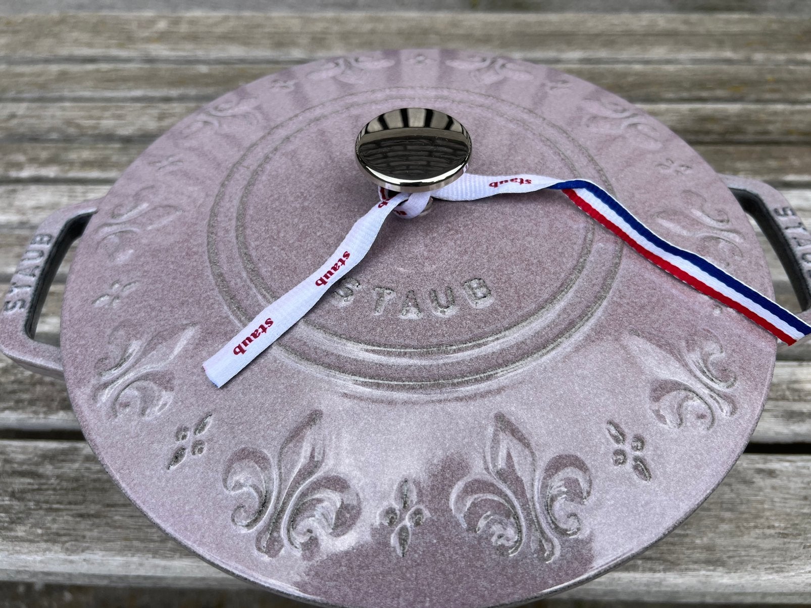 Nieuwe Staub Marmite 24 cm Fleur de Rois Kersenbloesem, Geschikt voor inductie, Nieuw, Ophalen of Verzenden, Staub