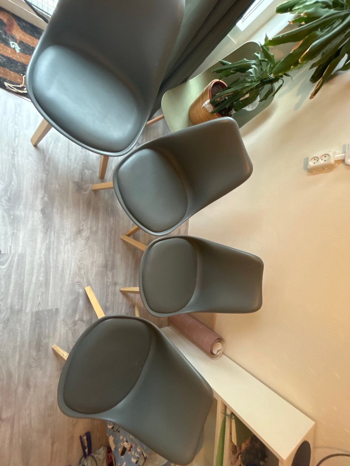 4 blauwgrijze stoelen, Ophalen, Kunststof, Gebruikt, Vier