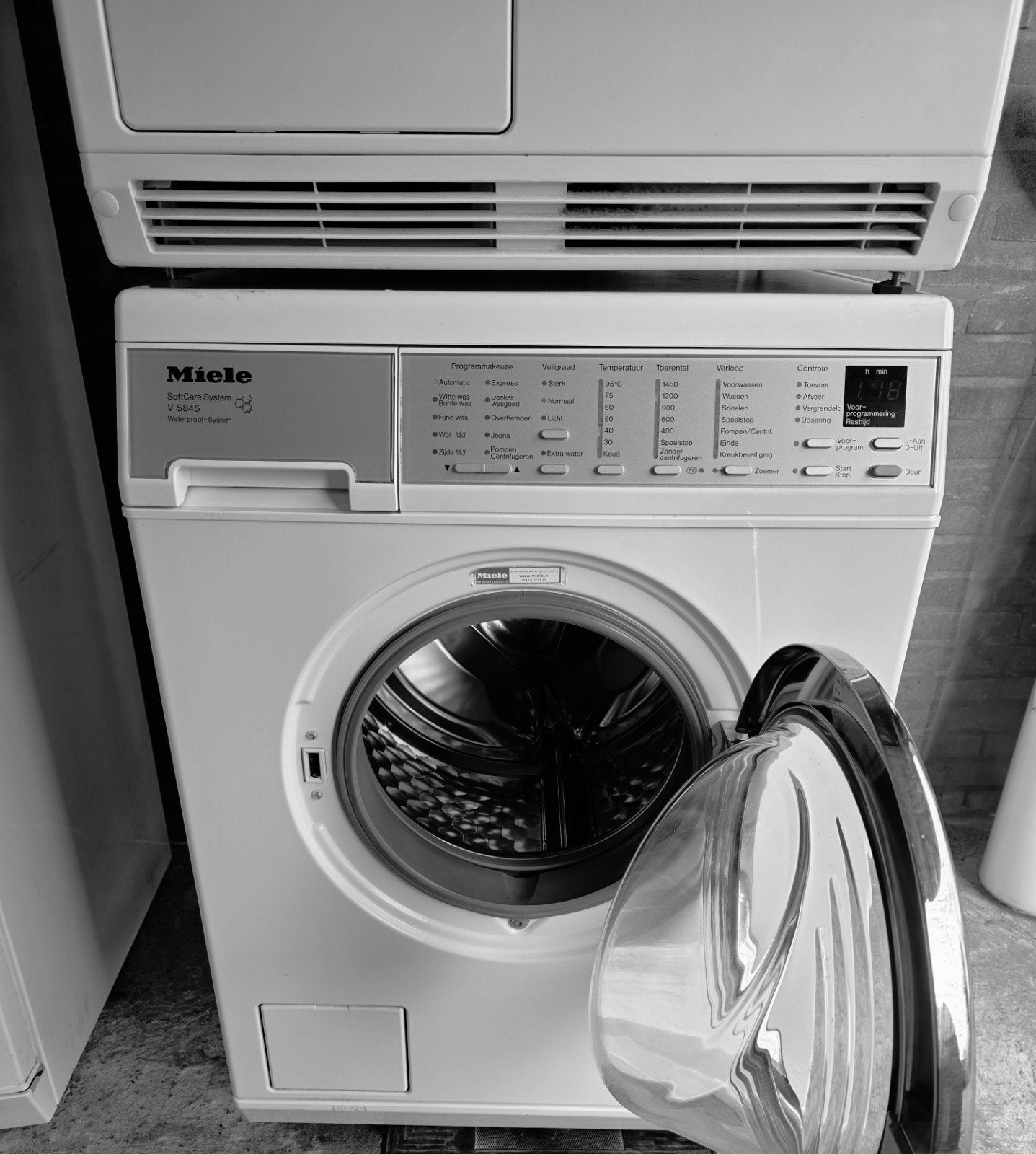 Foto 11 van Miele SoftCare 8kg wasmachine & condensdroger set