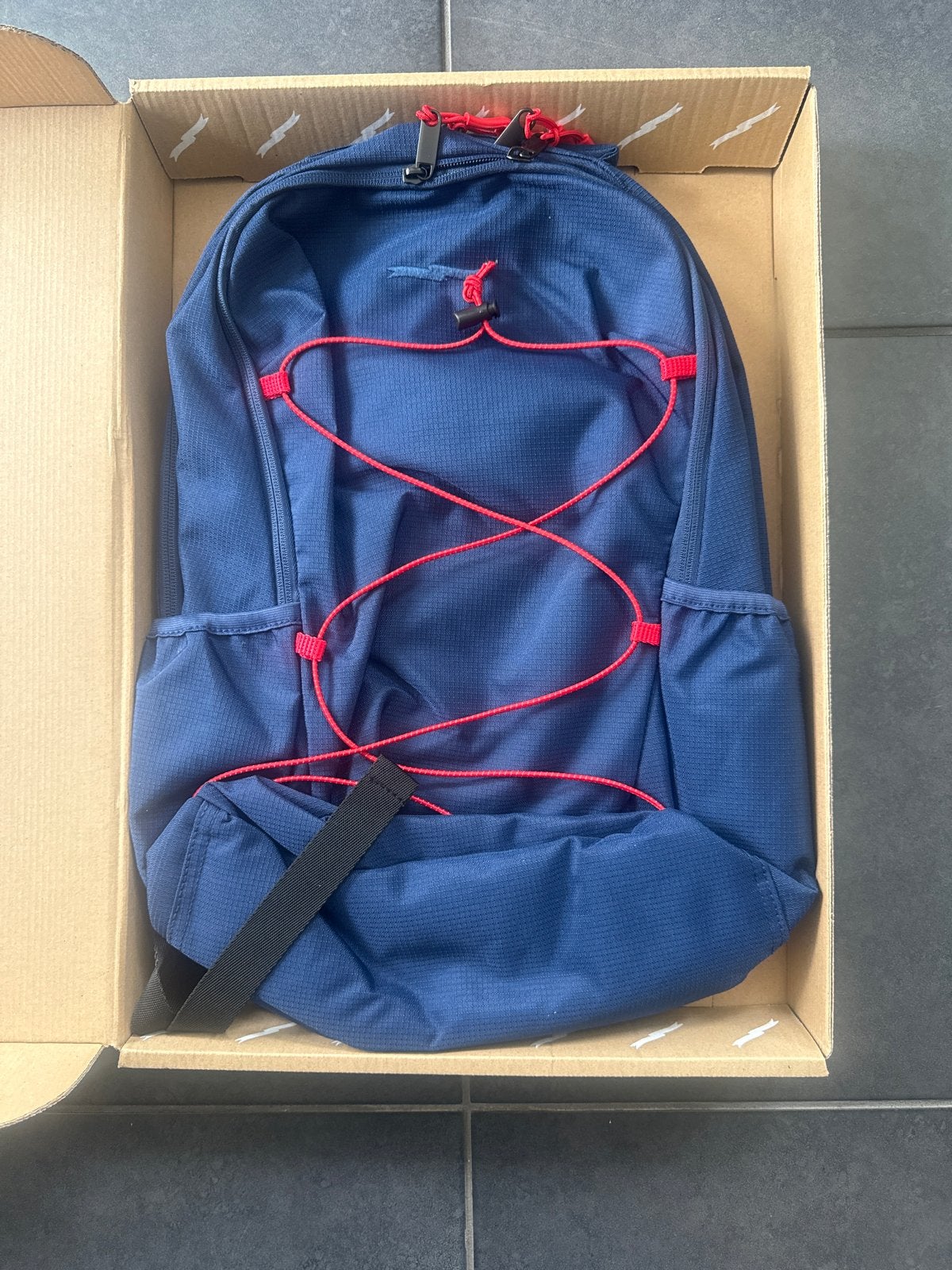 Postcodeloterij rugtas - Donkerblauw, gemaakt van 20 plastic, 25 tot 40 cm, Nieuw, Ophalen of Verzenden, Overige merken